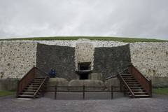 Newgrange Entrance 1.jpg